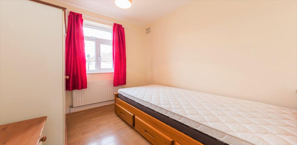 			NEW INSTRUCTION (Private Garden), 4 Bedroom, 1 bath, 1 reception Flat			 Fleetwood Road, DOLLIS HILL